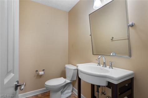 3834 Willow Run Westlake OH 44145