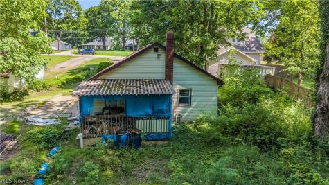 1664 Woods Road Akron OH 44306
