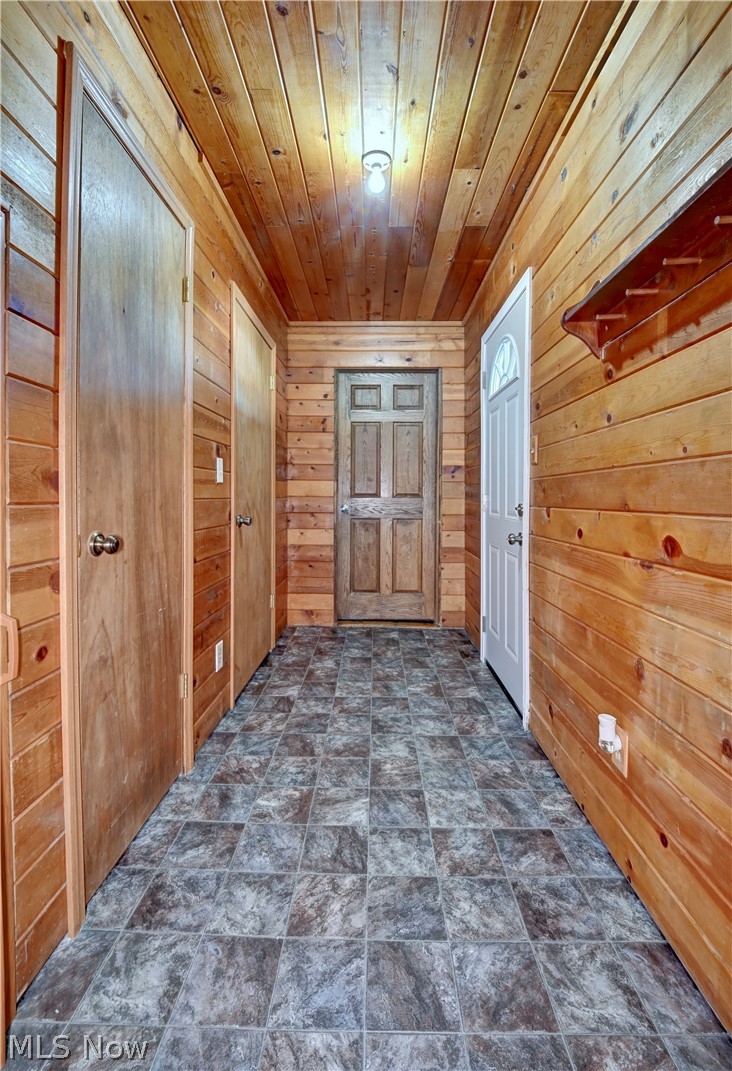 4747 Indian Hill Road SE Uhrichsville OH 44683
