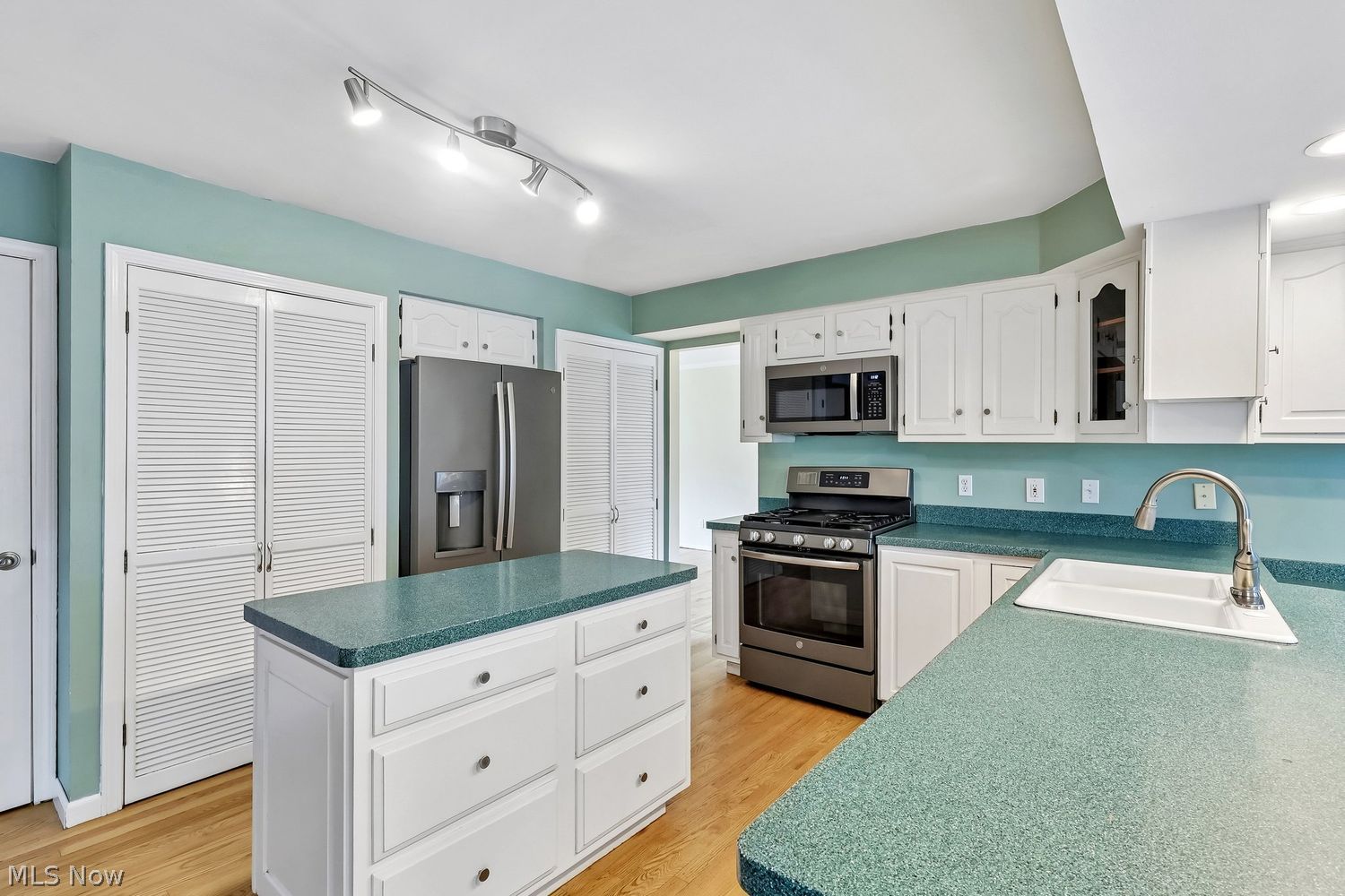32785 W Nimrod Street Solon OH 44139