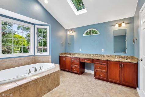 32785 W Nimrod Street Solon OH 44139