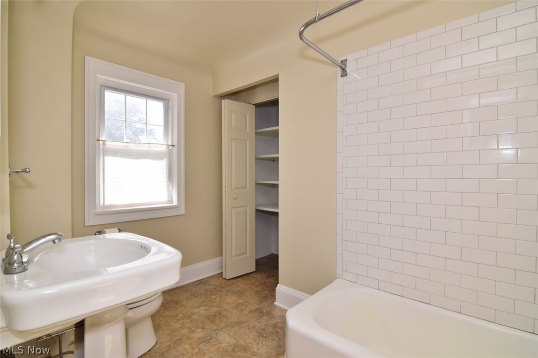 156 E 208 Street Euclid OH 44123