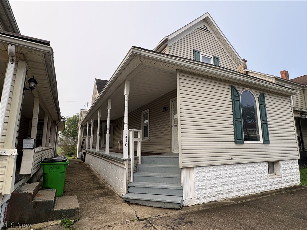 210 W 3rd Street Uhrichsville OH 44683