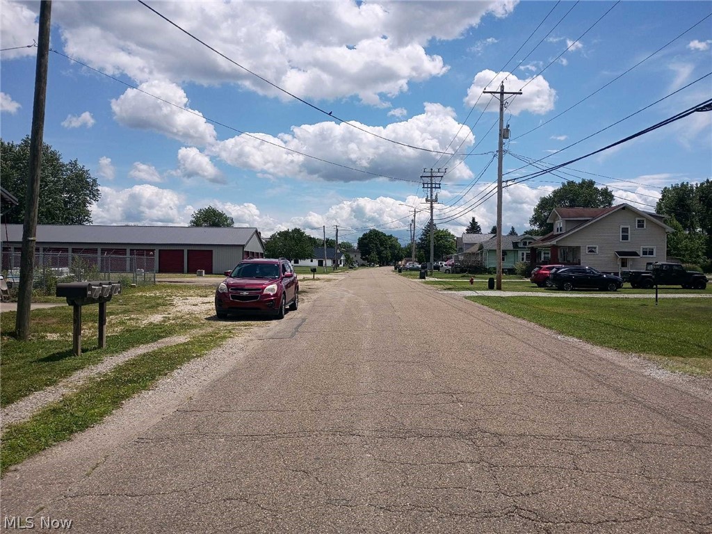 1641 Roanoke Avenue Uhrichsville OH 44683