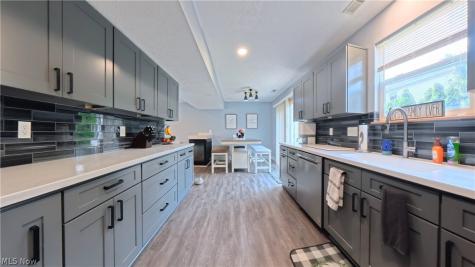 1271 Oxford Circle Akron OH 44312