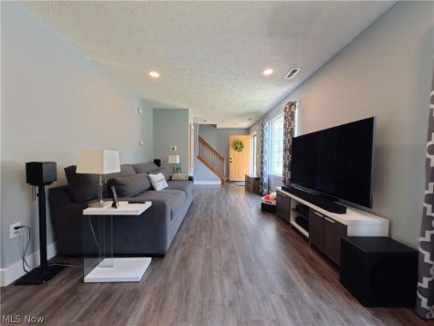 1271 Oxford Circle Akron OH 44312