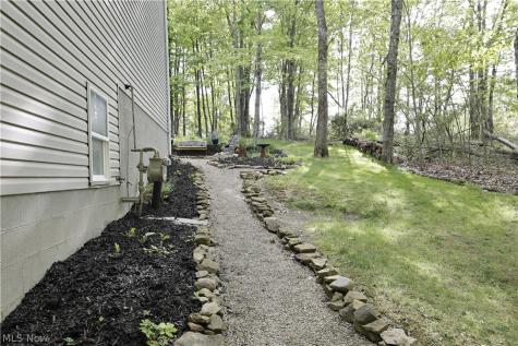 677 Floral Valley E Howard OH 43028