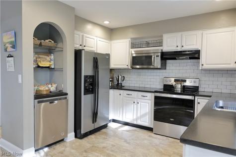 677 Floral Valley E Howard OH 43028