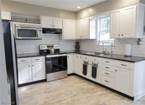 677 Floral Valley E Howard OH 43028