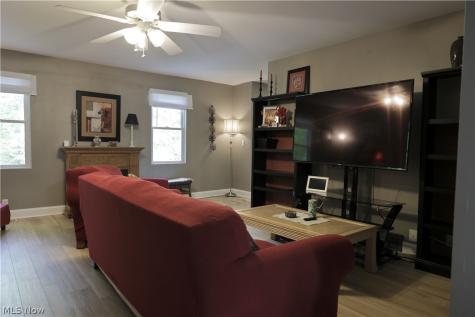 677 Floral Valley E Howard OH 43028