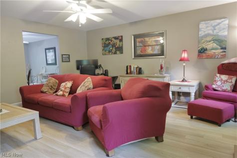 677 Floral Valley E Howard OH 43028