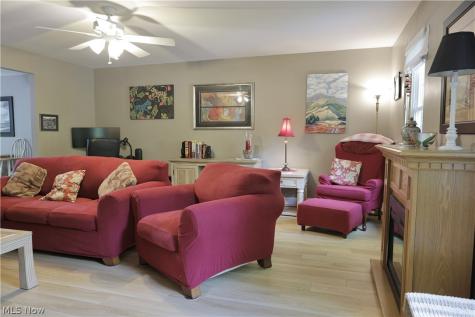 677 Floral Valley E Howard OH 43028