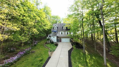 677 Floral Valley E Howard OH 43028