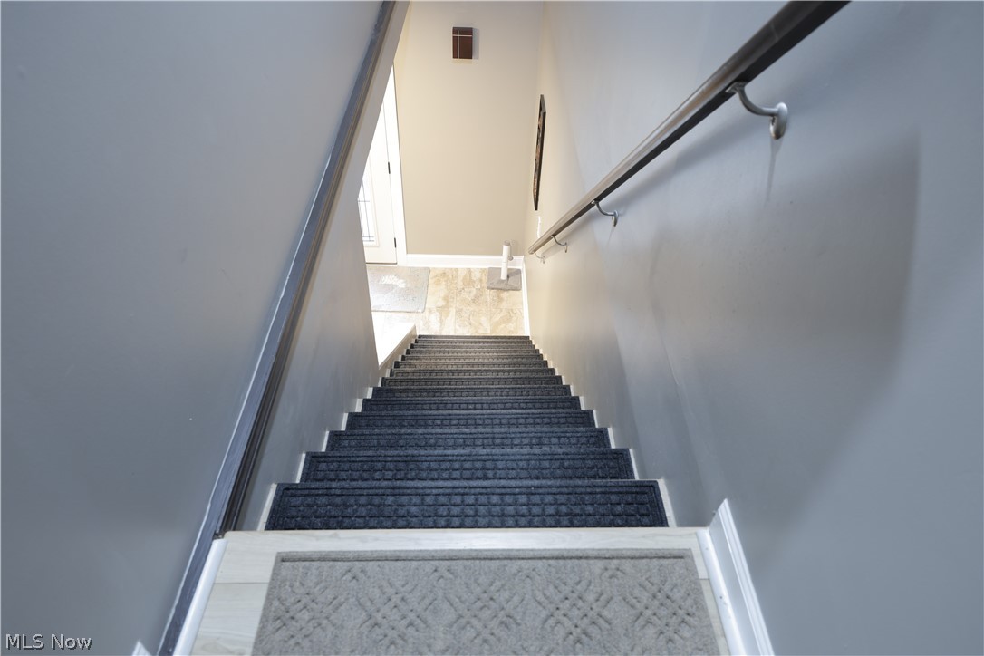 677 Floral Valley E Howard OH 43028
