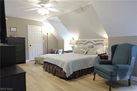 677 Floral Valley E Howard OH 43028