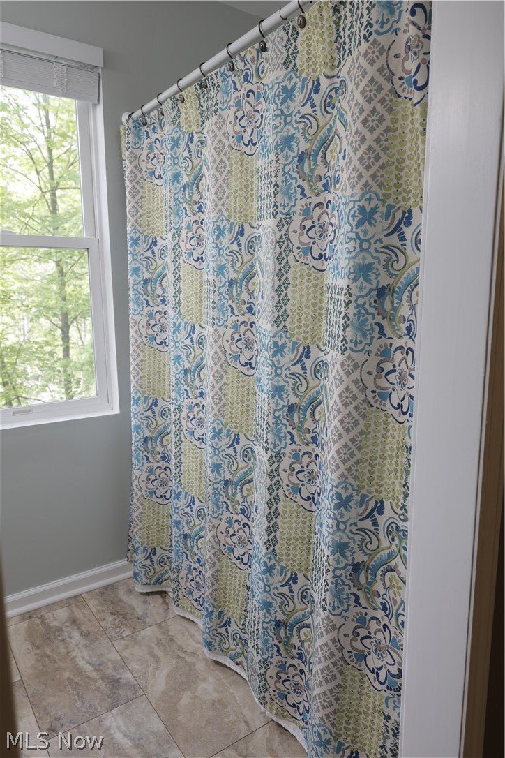 677 Floral Valley E Howard OH 43028