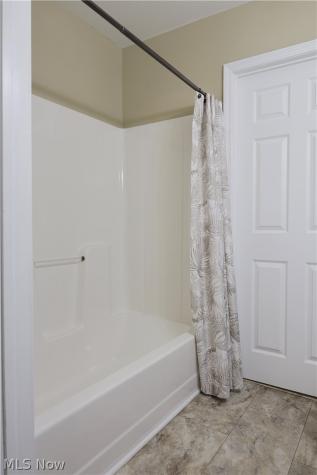 677 Floral Valley E Howard OH 43028