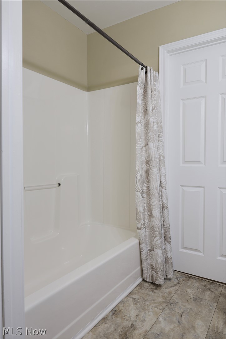 677 Floral Valley E Howard OH 43028