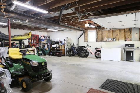 677 Floral Valley E Howard OH 43028