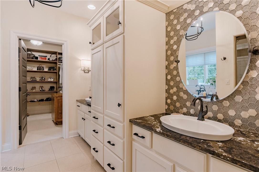 7734 Bainbridge Road Chagrin Falls OH 44023