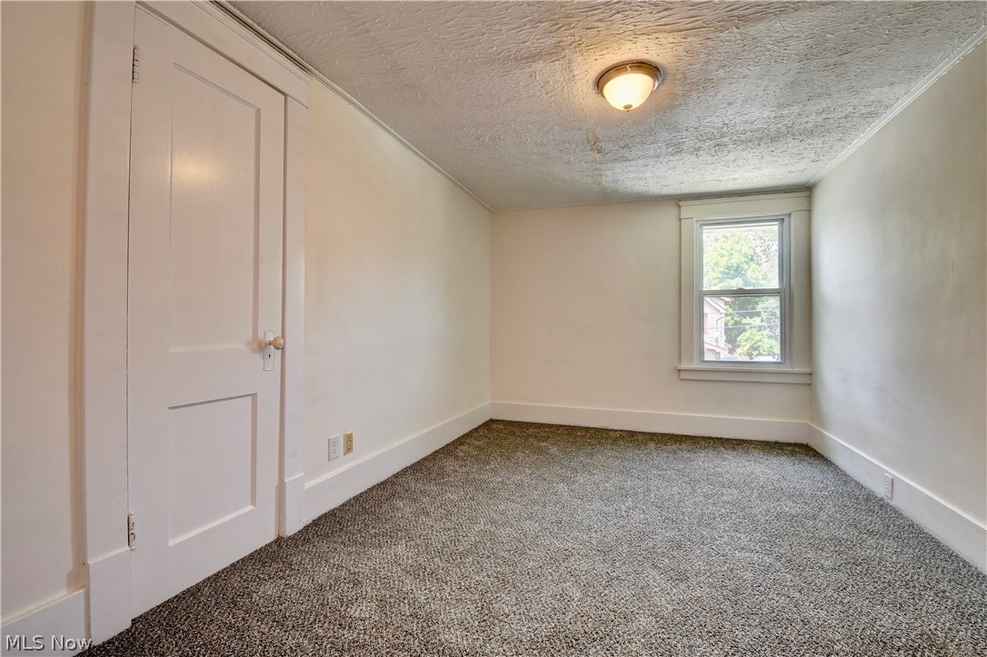 827 Kinsman Street NW Warren OH 44483