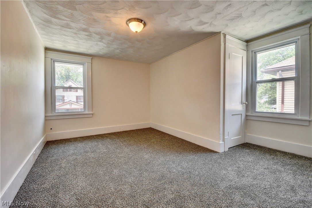 827 Kinsman Street NW Warren OH 44483