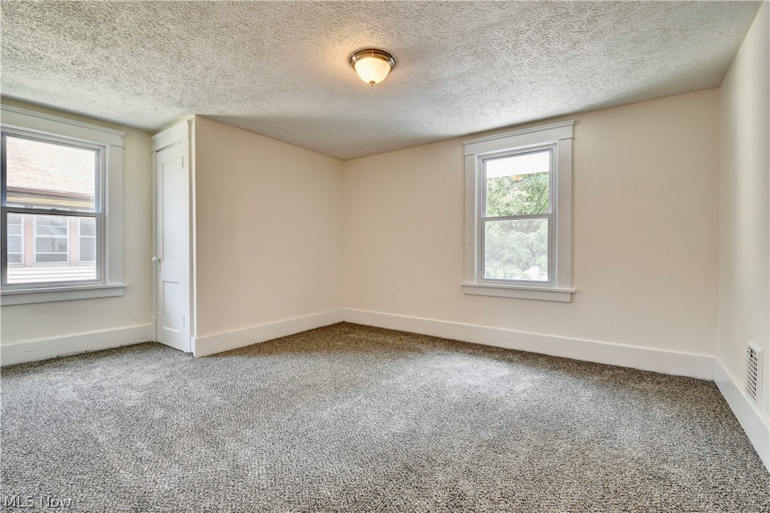 827 Kinsman Street NW Warren OH 44483