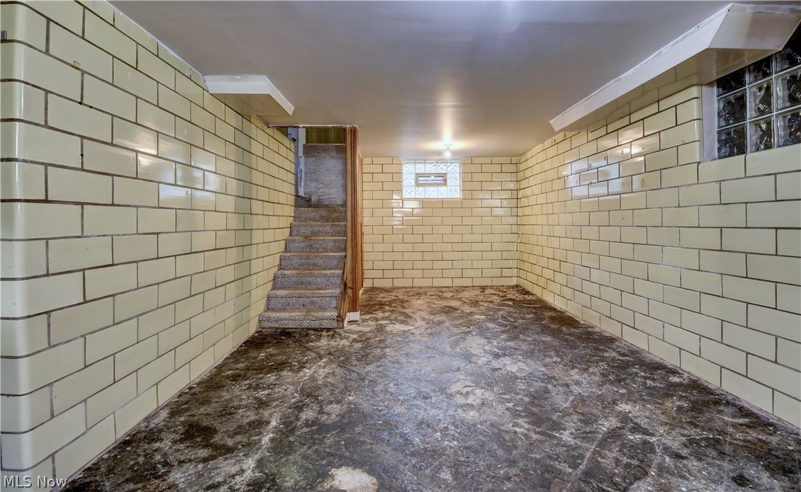 827 Kinsman Street NW Warren OH 44483