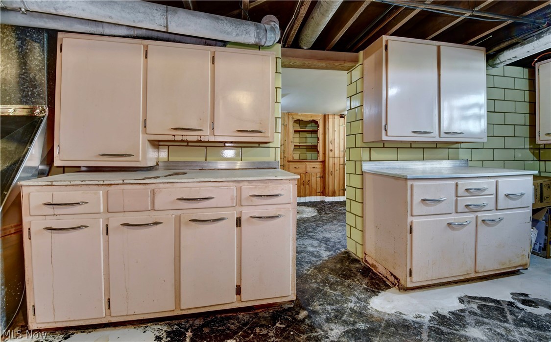 827 Kinsman Street NW Warren OH 44483