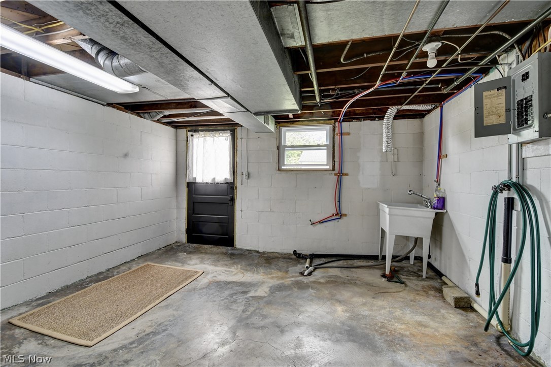 230 5th Street SW Sugarcreek OH 44681