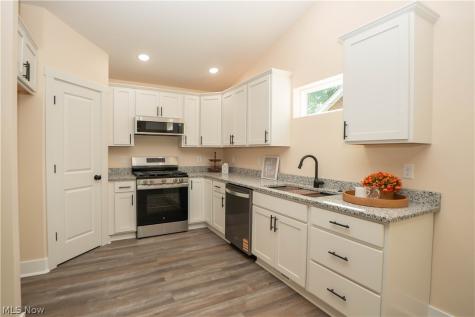 97 Nottingham Street Tallmadge OH 44278