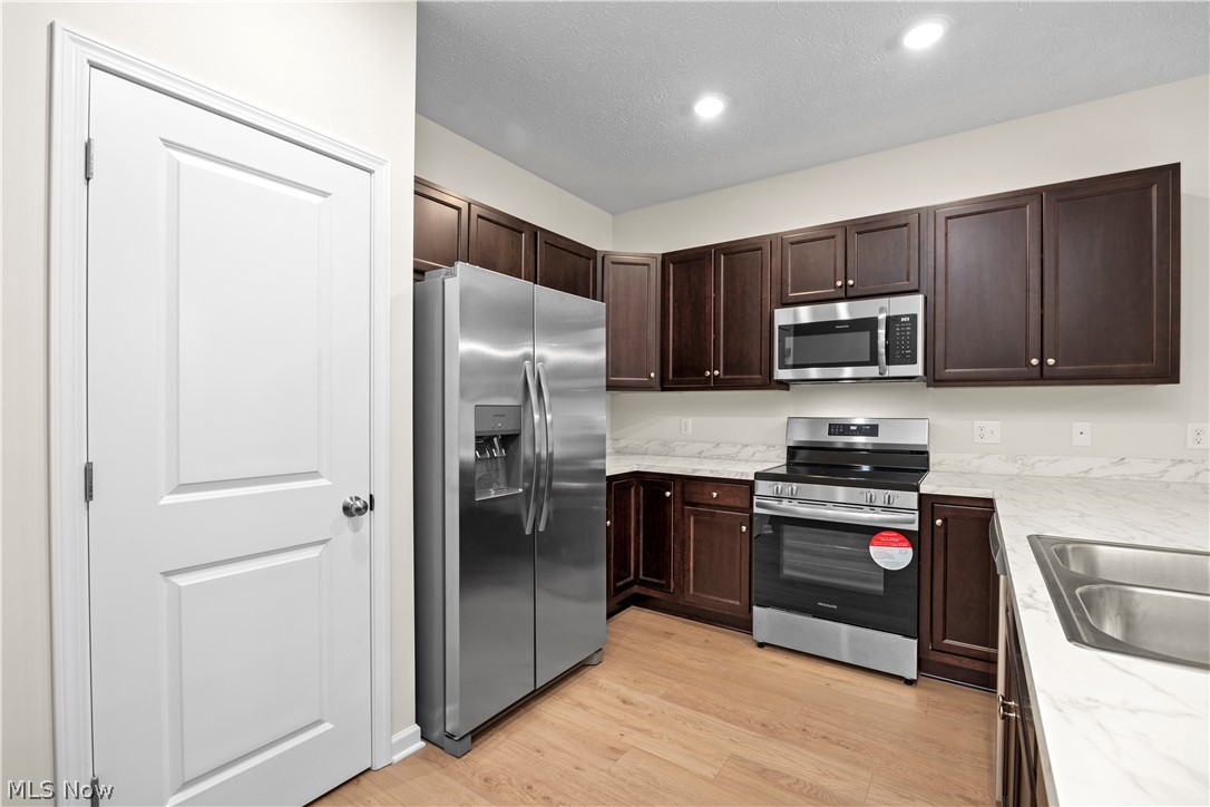 509 Eldemire Lane Elyria OH 44035