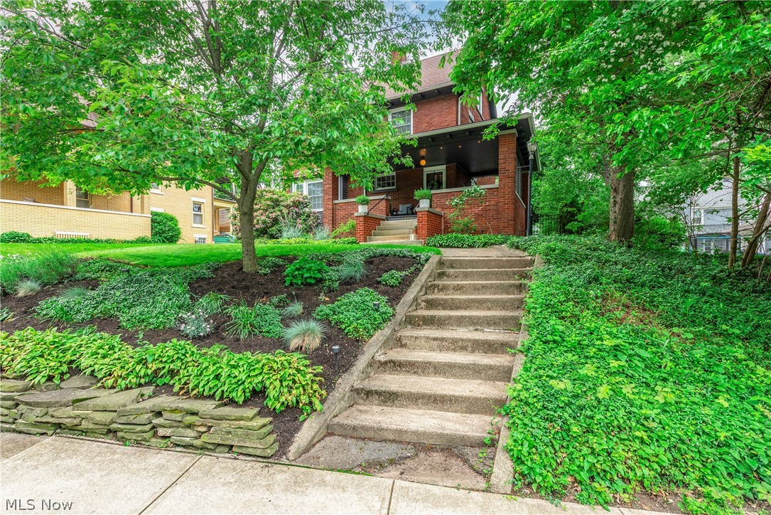 1450 Waterbury Road Lakewood OH 44107