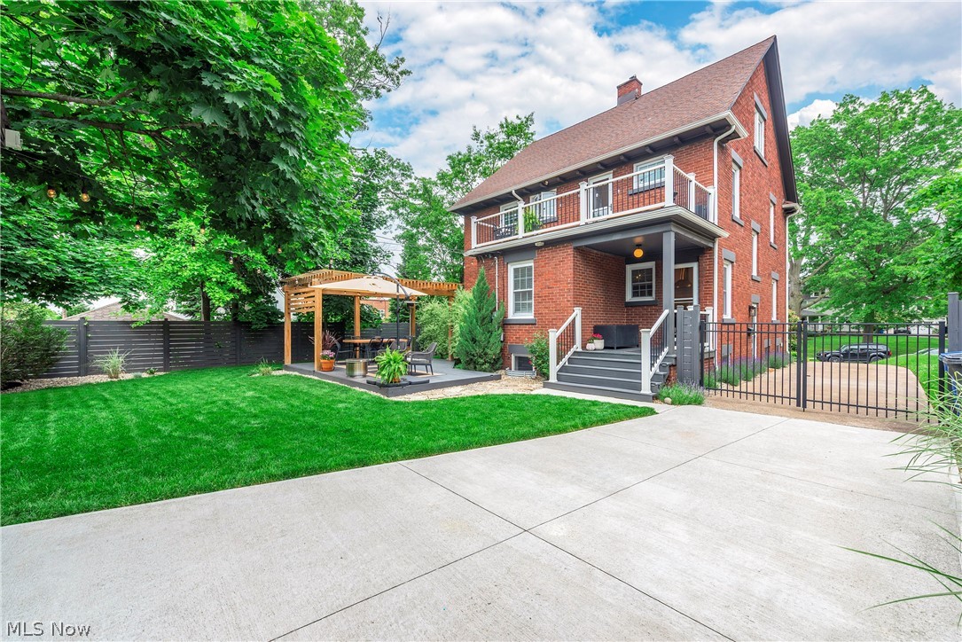 1450 Waterbury Road Lakewood OH 44107