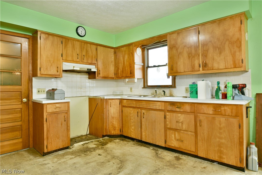 6111 Thompson Clark Road Bristolville OH 44402