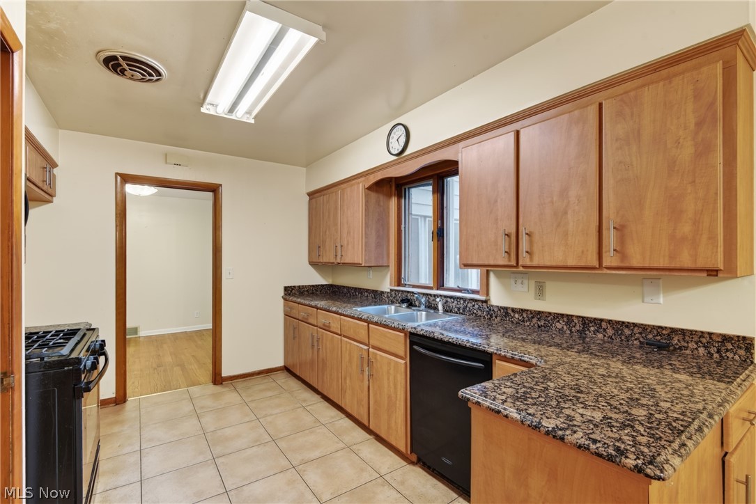 2115 Algonquin Euclid OH 44117