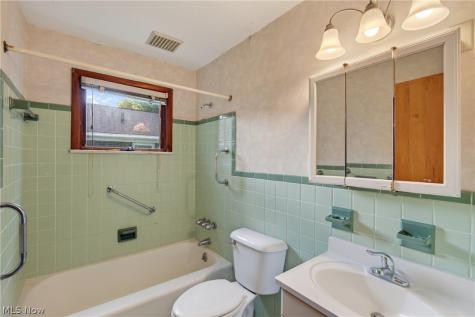 2115 Algonquin Euclid OH 44117