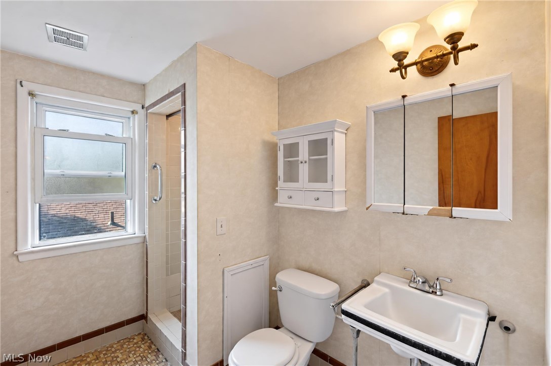 2115 Algonquin Euclid OH 44117