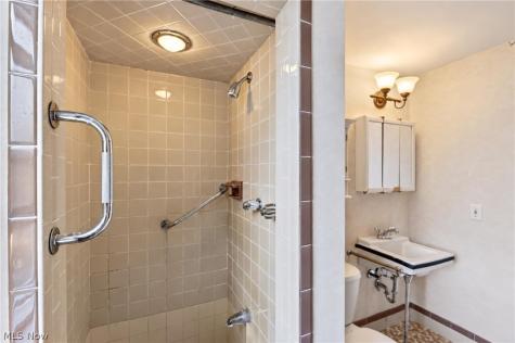2115 Algonquin Euclid OH 44117