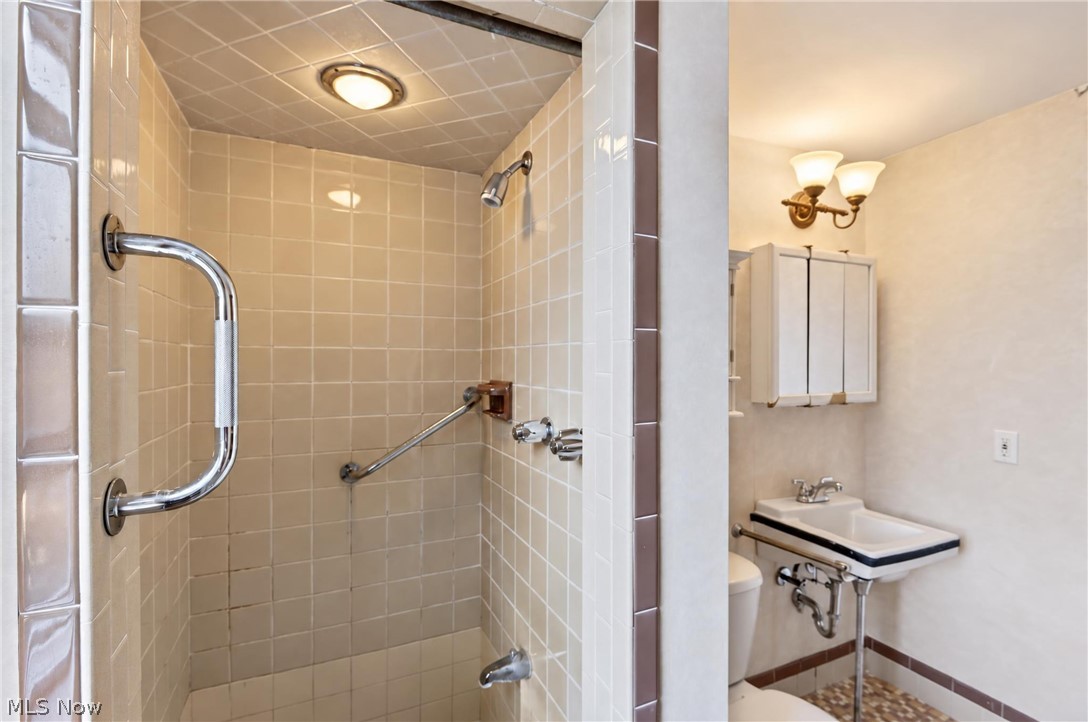 2115 Algonquin Euclid OH 44117