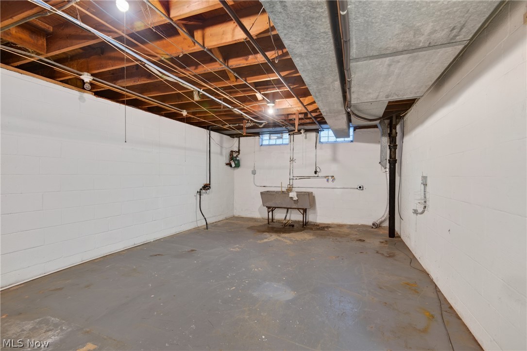 2115 Algonquin Euclid OH 44117