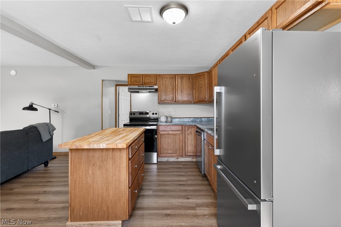 533 W Bank Street Uhrichsville OH 44683