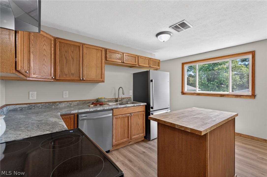 533 W Bank Street Uhrichsville OH 44683