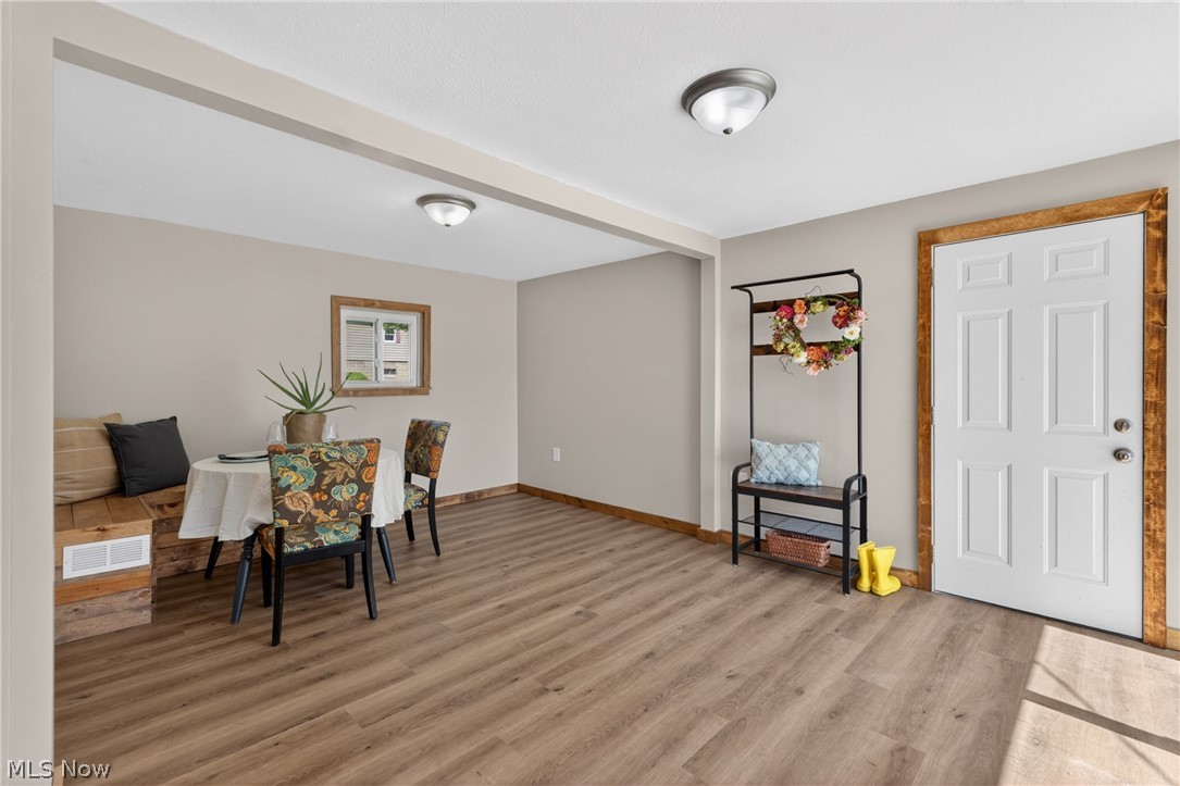 533 W Bank Street Uhrichsville OH 44683