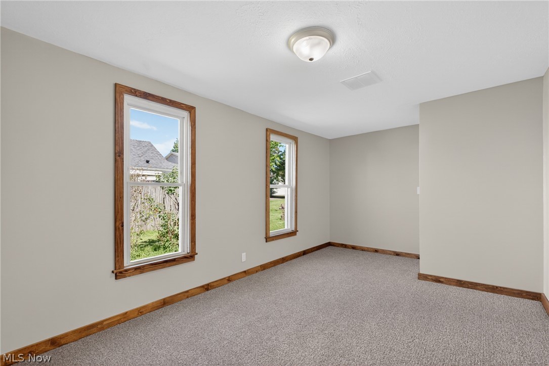 533 W Bank Street Uhrichsville OH 44683