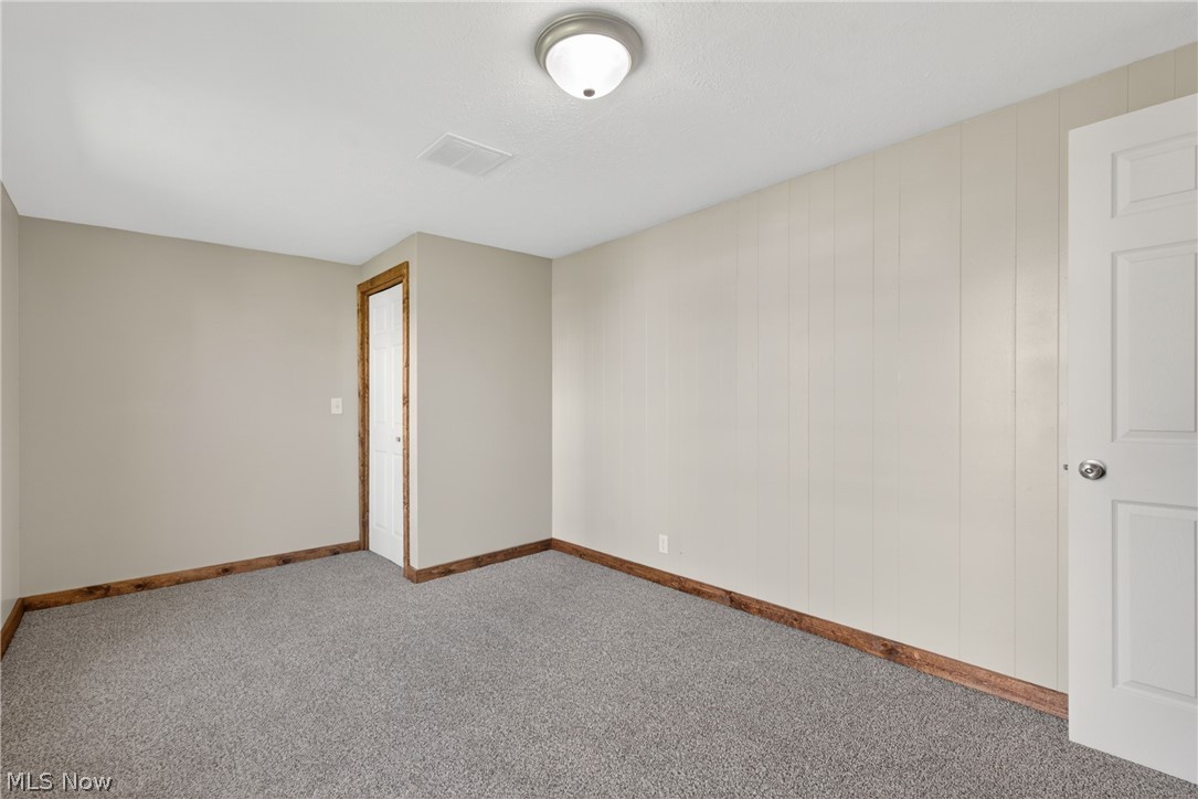 533 W Bank Street Uhrichsville OH 44683