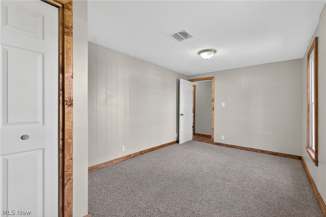 533 W Bank Street Uhrichsville OH 44683
