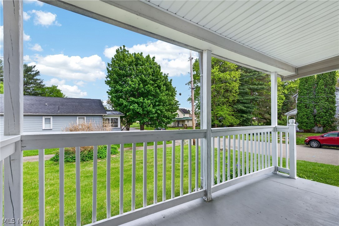 533 W Bank Street Uhrichsville OH 44683