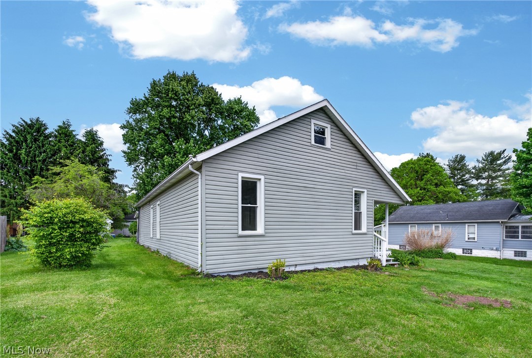 533 W Bank Street Uhrichsville OH 44683