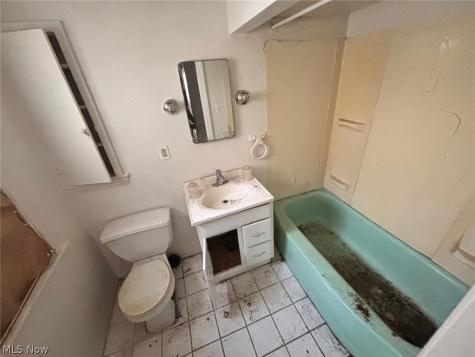 78 W Glendale Road Bedford OH 44146